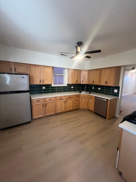 Building Photo - 1655 N Artesian Ave