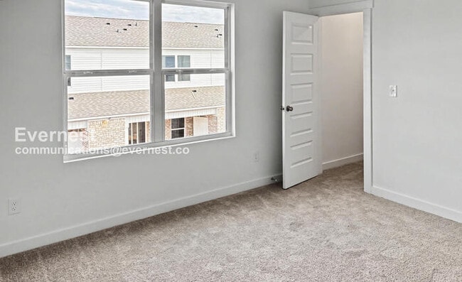 Building Photo - 3 Bed/3 Bath Townhome with Off-Street Parking / Pet-Friendly / Vouchers Accepted / Available Now!