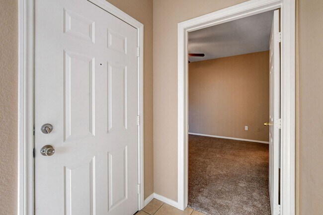 Building Photo - LOCATION! LOCATION! LOCATION! Move-in read...