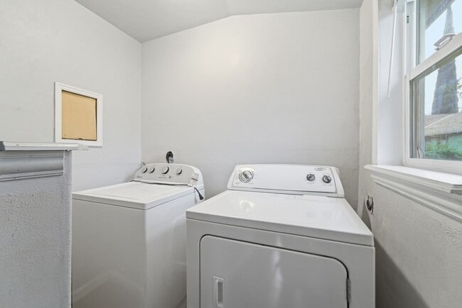 Building Photo - Feel Right at Home in This Inviting 2-Bed Gem