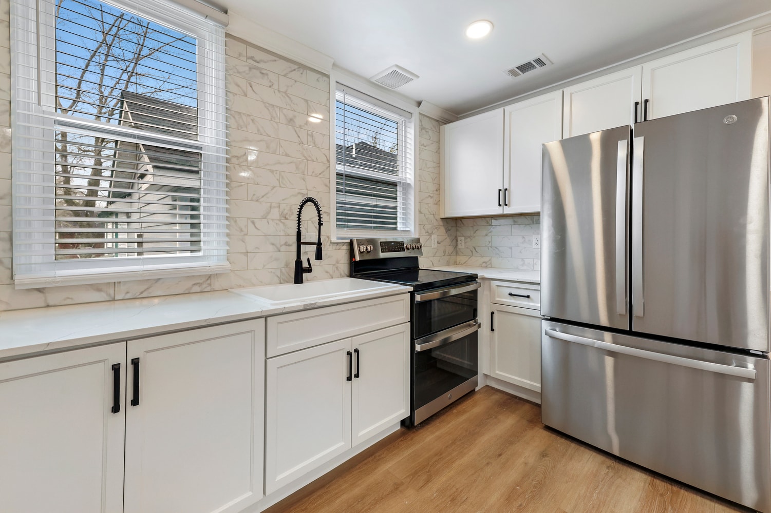 Building Photo - 711 W 44th St