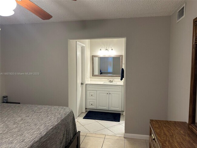 Building Photo - 9441 Evergreen Pl