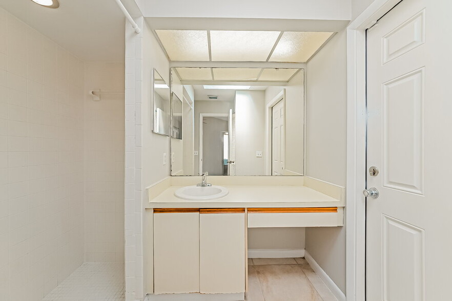 Building Photo - 4725 Country Oaks Blvd