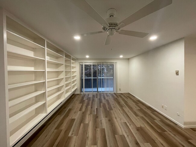 Building Photo - beautiful top-floor 1 bedroom and 1 bathro...