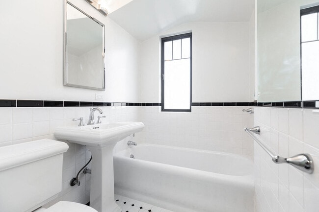 Interior Photo - 2275 Broadway