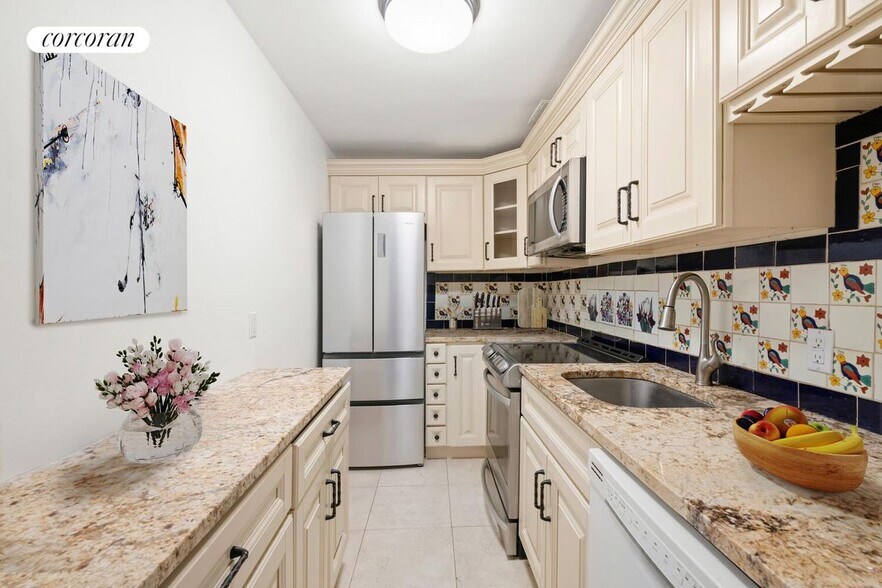 Building Photo - 325 E 58th St