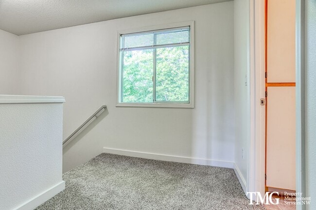 Building Photo - Spacious 4BR Townhome with AC, W/D, Garage...