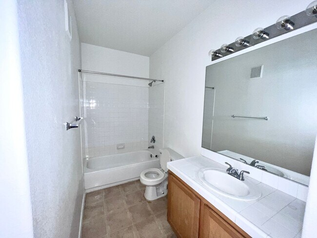 Building Photo - 2121 Echo Bay