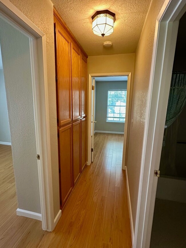 Building Photo - 3 bedroom 2.5 bathroom corner lot