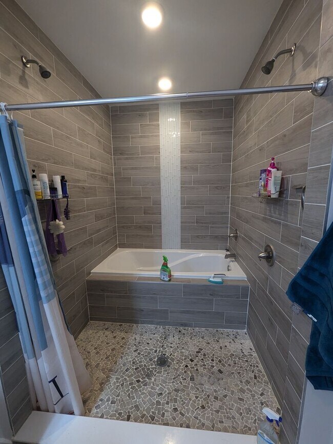 Building Photo - Stunning Home - Ludlow