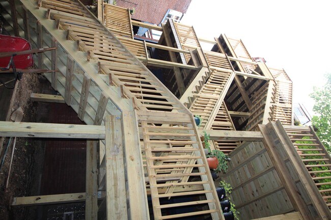 Building Photo - 614 Armandale St