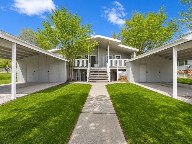 Building Photo - Spacious and charming! Conveniently located 2 bedroom, 1 bathroom