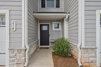 Building Photo - 218 Deermont Dr