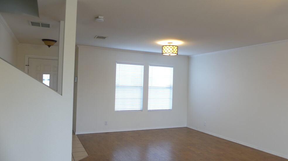 Formal dining room/sitting area - 215 Birchwood Bay