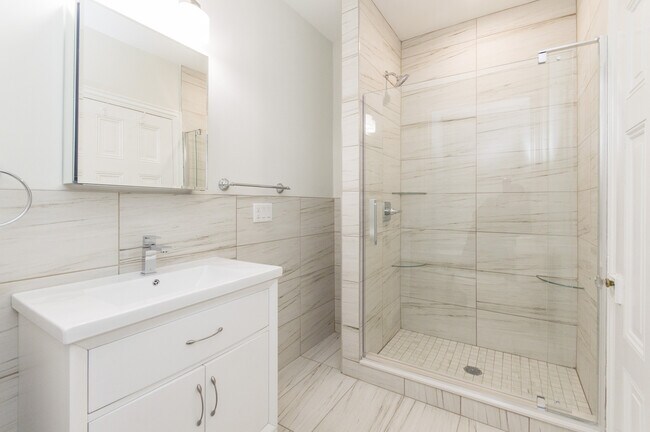 Building Photo - Hip 1 Bed/2Bath w/ Den; Gorgeous exterior and spacious interior features in Chestnut Hill!