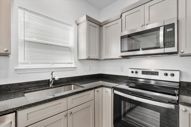 Building Photo - Spacious 4-Bedroom Townhome