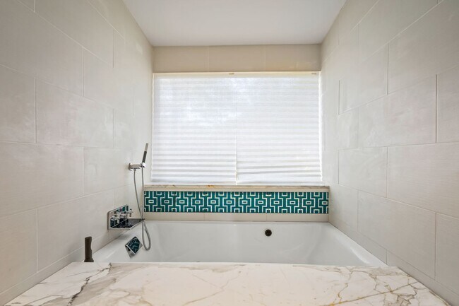 Building Photo - 2/2 with carport - fenced backyard