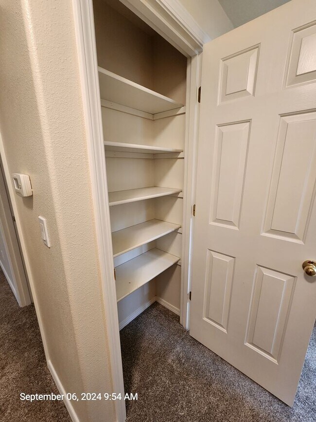 Building Photo - 531 SW Honeysuckle Ct