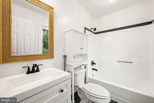 Building Photo - 302 Pinebrooke Cir