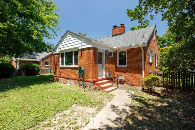 Building Photo - Beautiful 2 Bedroom Corner Lot of Park Ave! ***Available Late June 2026***