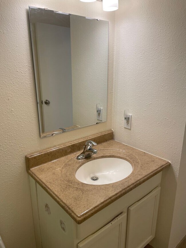 Building Photo - Private Langley Home Only Minutes From Downtown!