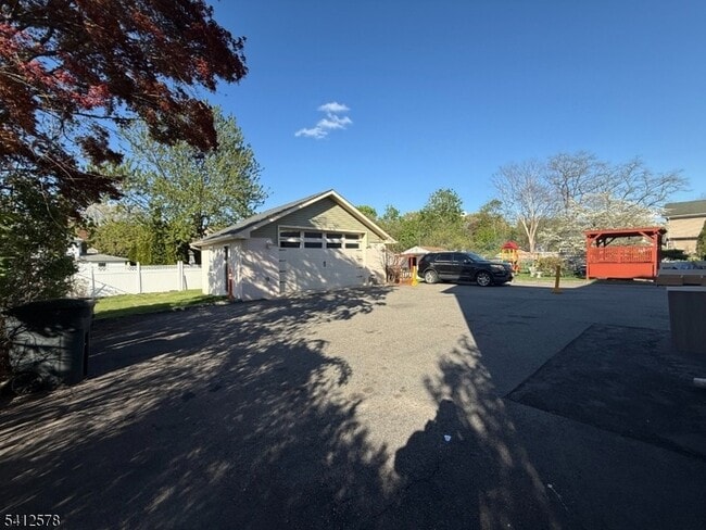 Building Photo - 190 E Lindsley Rd