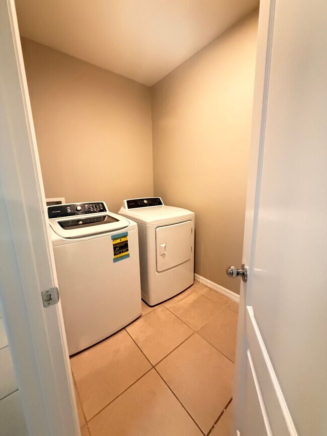 Building Photo - 4 Bedroom, 2 bathroom, spacious home in Winter Haven ...