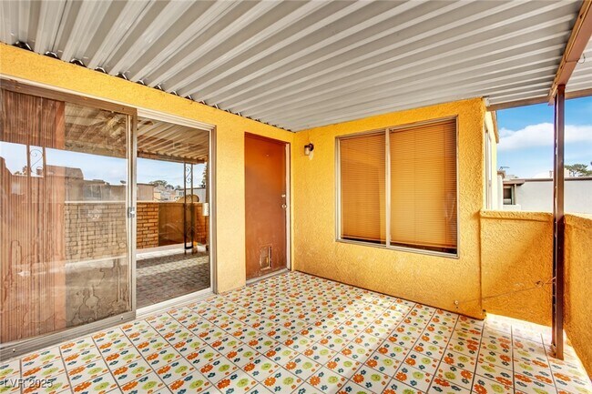 Building Photo - 1417 Hialeah Dr