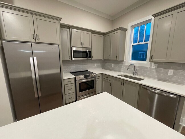 Building Photo - Savannah Square - 3BR/3BA For Rent