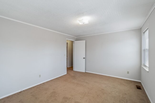 Building Photo - 302 Wakefield Rd