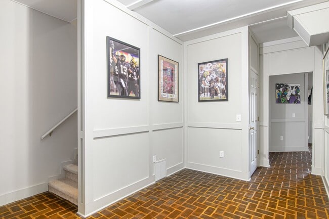 Building Photo - Rent Special! See Description! Spacious Ho...