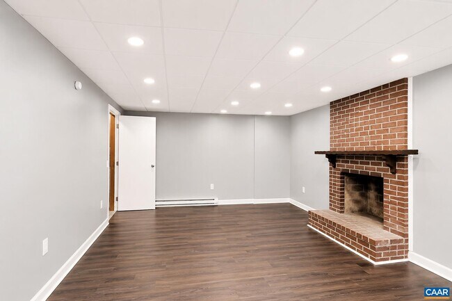 Building Photo - 208 Surrey Rd