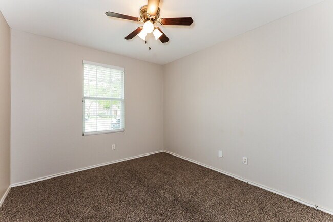 Building Photo - 1917 Indian Lilac Dr