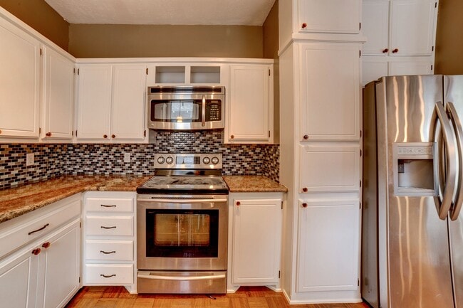 Building Photo - 2 Bed | 1.5 Bath in Midtown close to Utica Square & Cherry St!