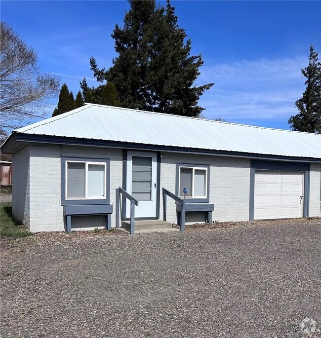 Building Photo - Kittitas Duplex