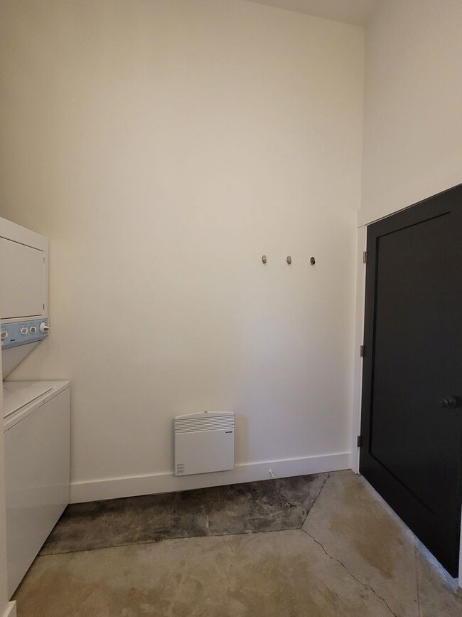 Building Photo - 7008 NE Rodney Ct