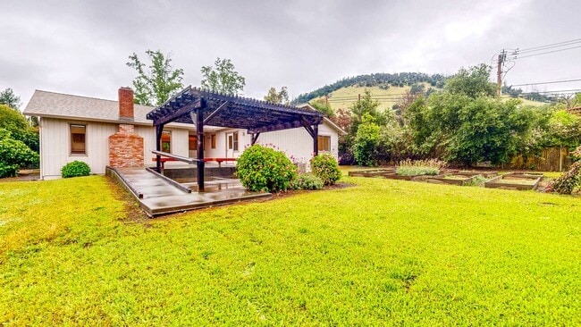 Building Photo - Bright and Beautiful 4 bedroom 2.5 Bath with large enclosed back yard and close proximity to Mari...