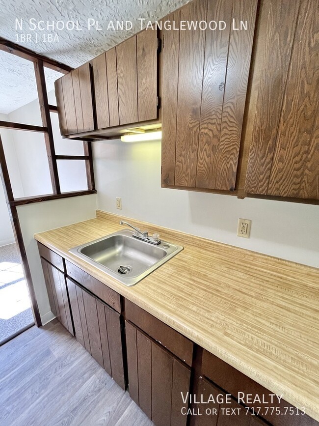 Building Photo - MOVE-IN READY! Top Floor! Roomy 1-Bed with...