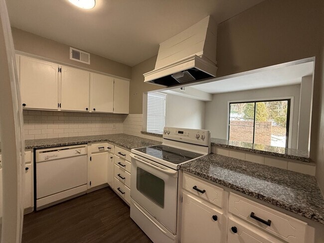 Building Photo - 3-Bedroom Townhome Just Minutes From Downtown Hickory!