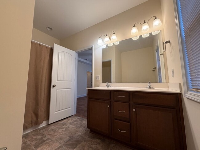 Building Photo - 4 BR Home in Quiet Neighborhood