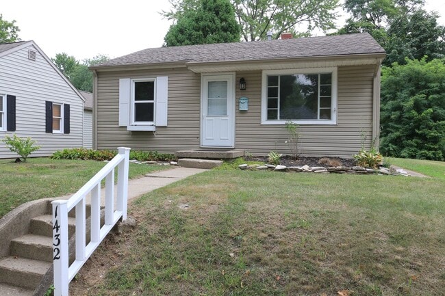 Primary Photo - 2 Bedroom Home By Highland Park!