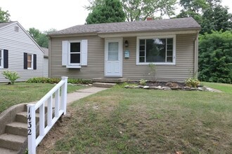 Building Photo - 2 Bedroom Home By Highland Park!