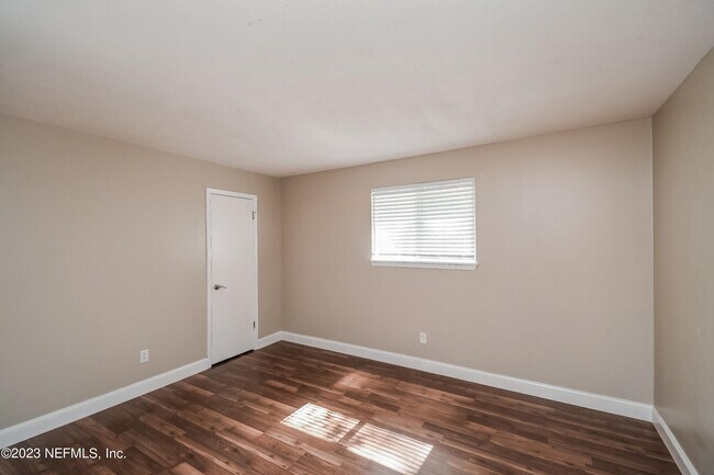 Building Photo - 10927 Horse Track Dr E