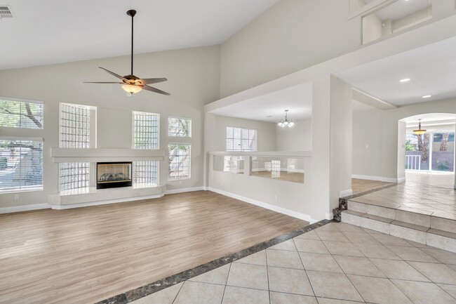 Building Photo - LUXORY 5 BEDROOM 3 1/2 BATH HOME LOCATED I...
