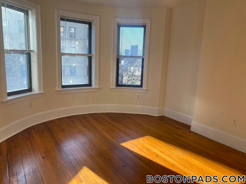 Building Photo - 881 Massachusetts Ave