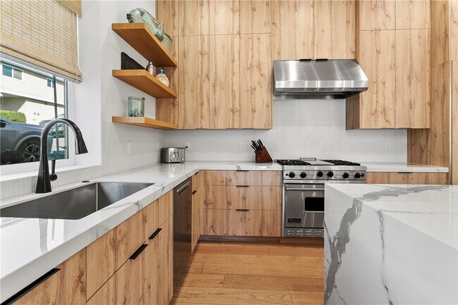 Building Photo - 520 Iris Ave