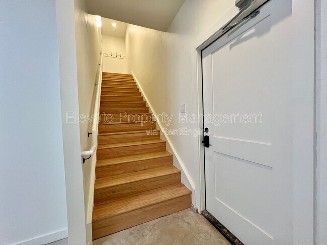 Building Photo - 216 E Hurd St
