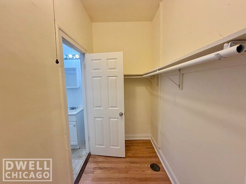 Building Photo - 2530 N Sawyer Ave