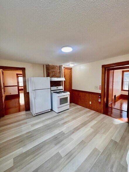 Building Photo - 22 Temple St