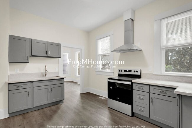 Building Photo - Updated Lair Hill Victorian with Willamette River & Mt Hood Views!